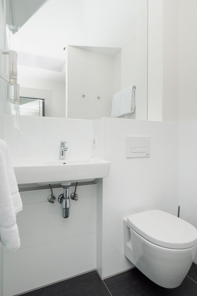 easyHotel Amsterdam Zaandam Family Triple Room 7