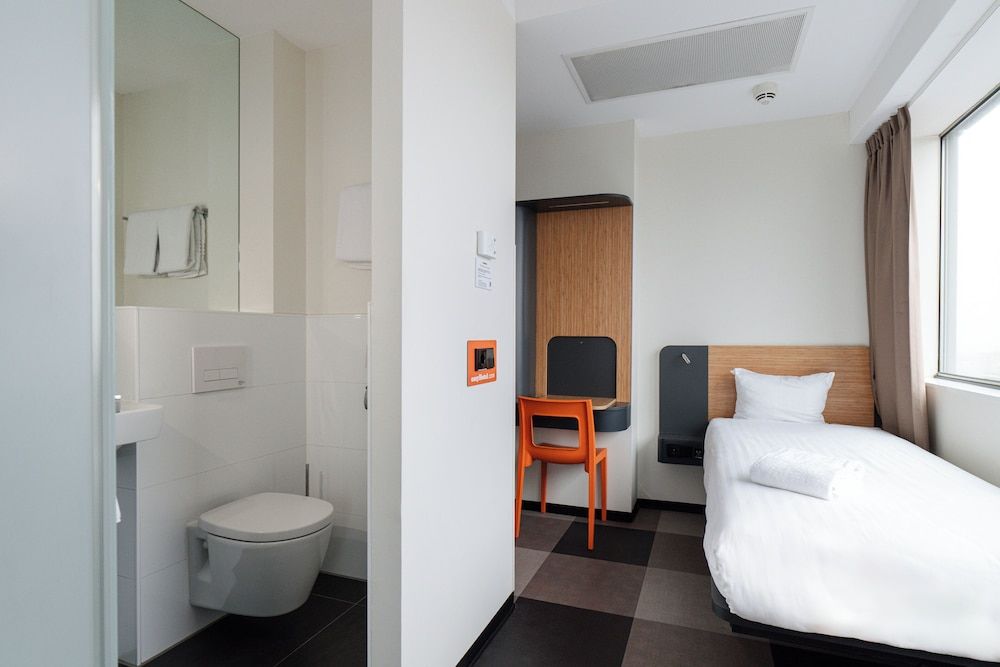 easyHotel Amsterdam Zaandam Family Triple Room 6