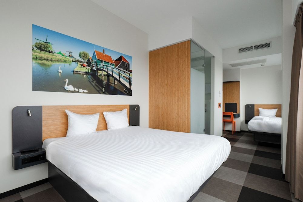 easyHotel Amsterdam Zaandam Family Triple Room 2