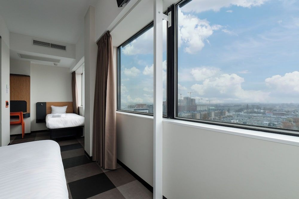 easyHotel Amsterdam Zaandam Family Triple Room 10