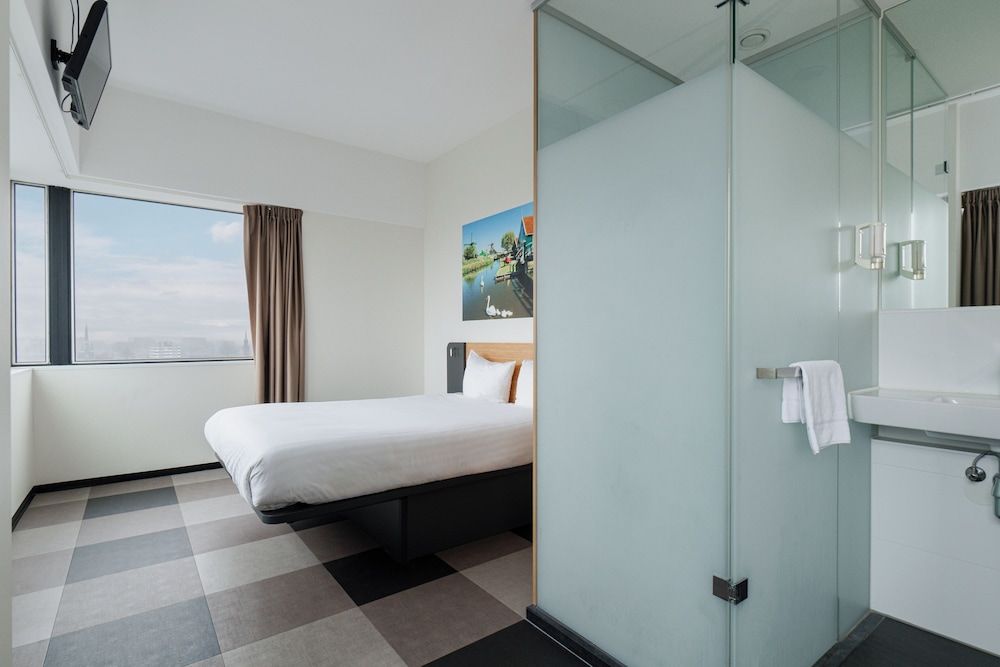 easyHotel Amsterdam Zaandam Family Triple Room 5