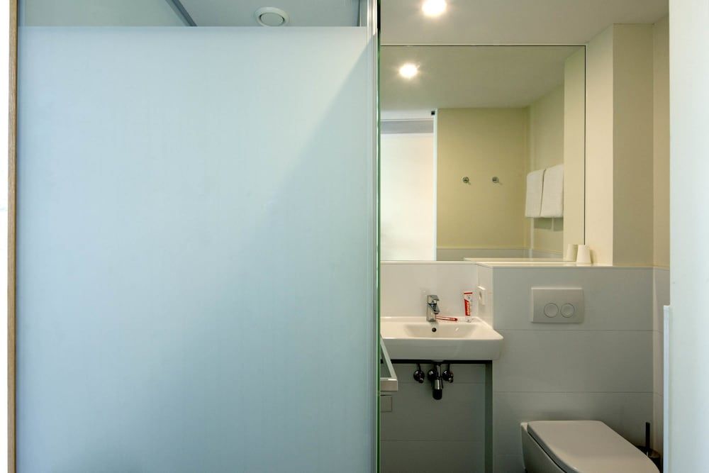 easyHotel Maastricht City Centre Small Double Room, 1 Queen Bed 3