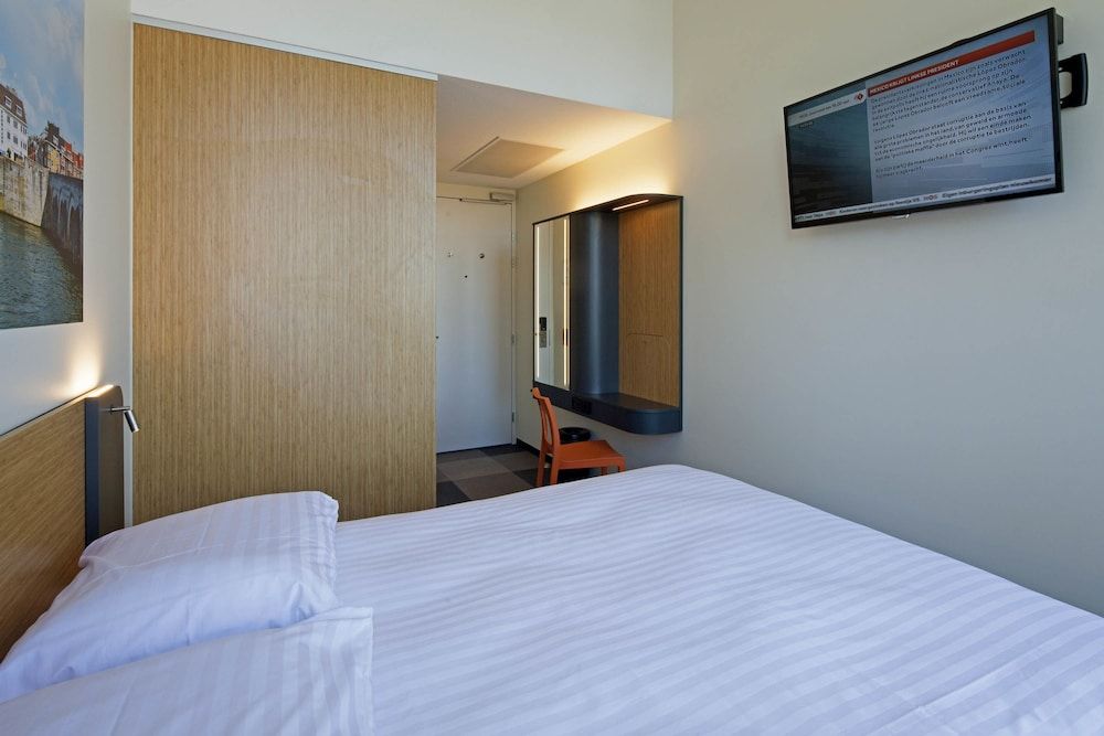easyHotel Maastricht City Centre Small Double Room, 1 Queen Bed 2
