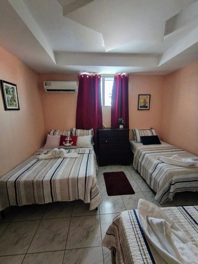 Pensión Galicia Family Room 5