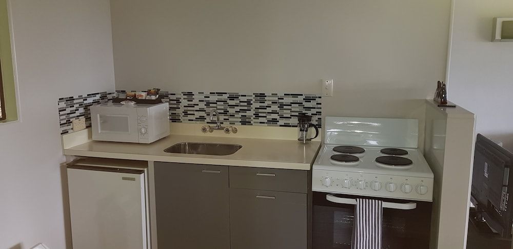 Coastal Motor Lodge Standard Cottage, 2 Bedrooms, Kitchen, Garden Area 4