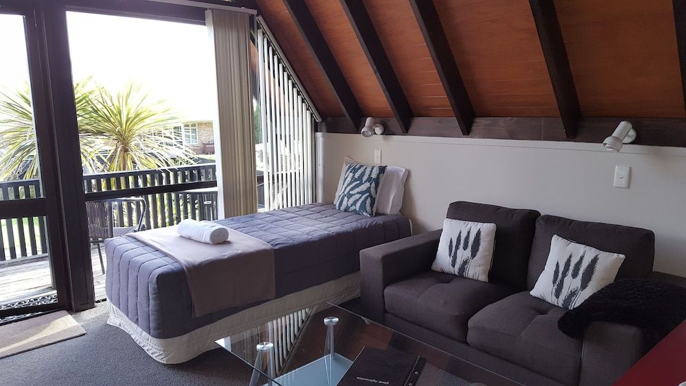 Coastal Motor Lodge Signature Chalet, Multiple Beds, Sea View 4