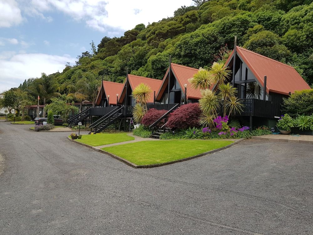 Coastal Motor Lodge Signature Chalet, Multiple Beds, Sea View 2