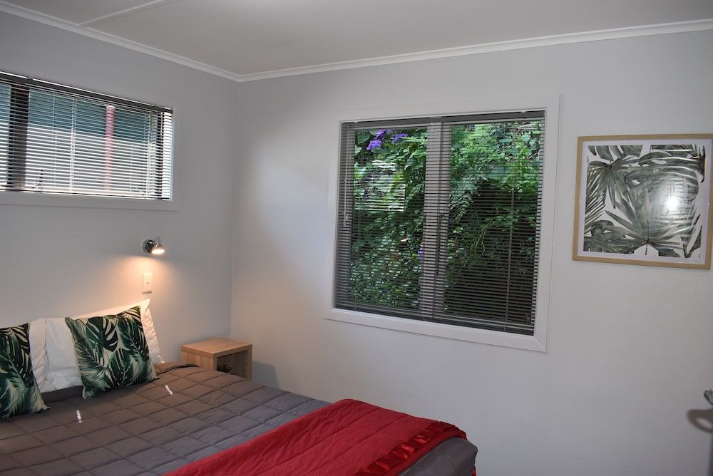 Coastal Motor Lodge Standard Cottage, 2 Bedrooms, Kitchen, Garden Area 2