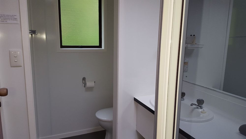 Coastal Motor Lodge Signature Chalet, Multiple Beds, Sea View 6