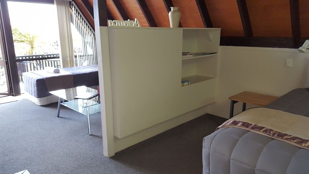 Coastal Motor Lodge Signature Chalet, Multiple Beds, Sea View 5