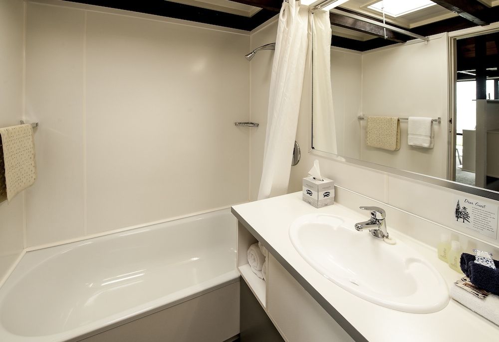 Coastal Motor Lodge Signature Chalet, Balcony, Sea View 7