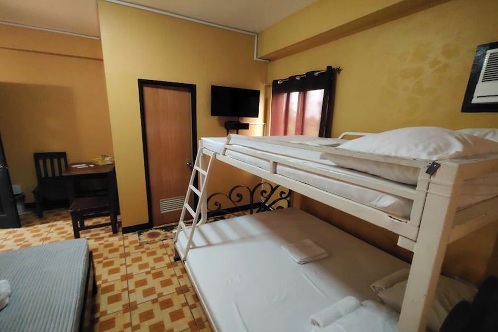 Sea Urchin Hotel near Hundred Islands Family Room 4