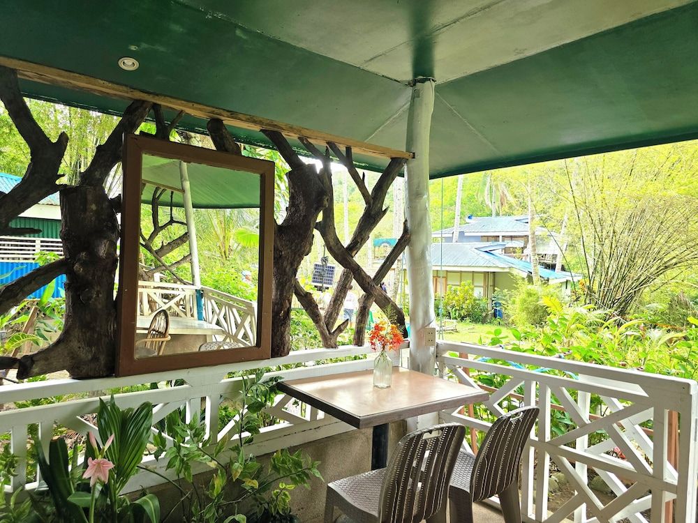 Isla Echague Family Quadruple Room, Partial Ocean View 9