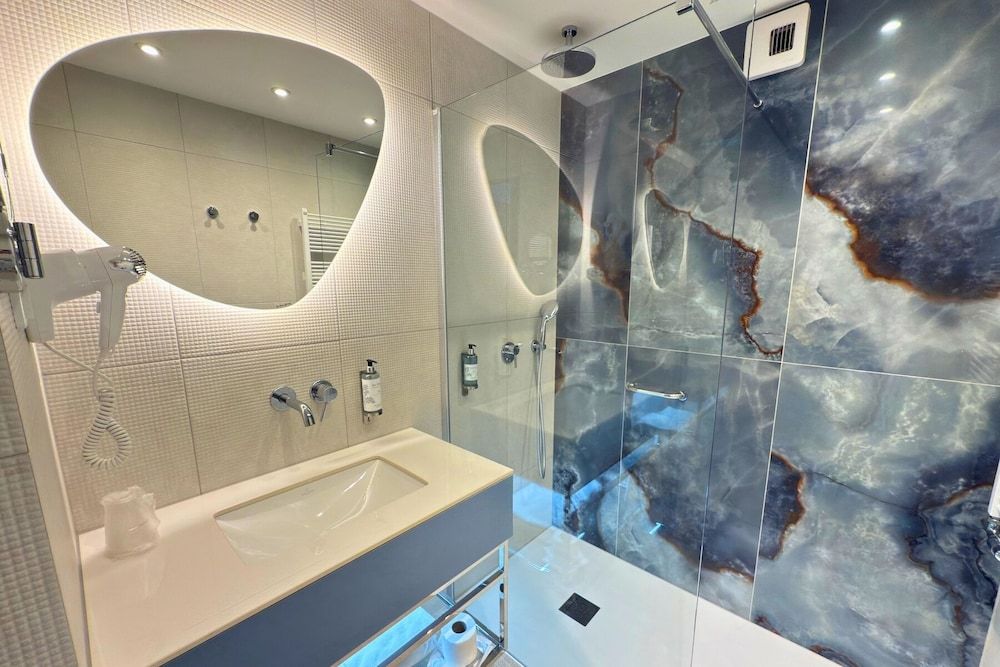 Hotel Zhong Hua Deluxe Double Room, Partial Sea View 13