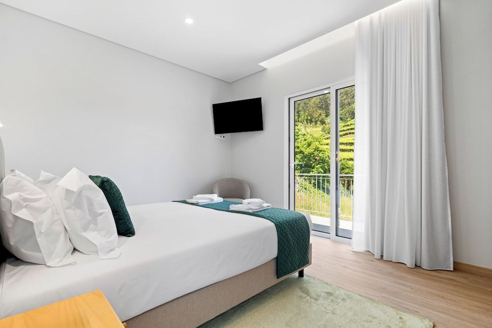 NORTH VIEW GUEST HOUSE Deluxe Double Room with Balcony 3