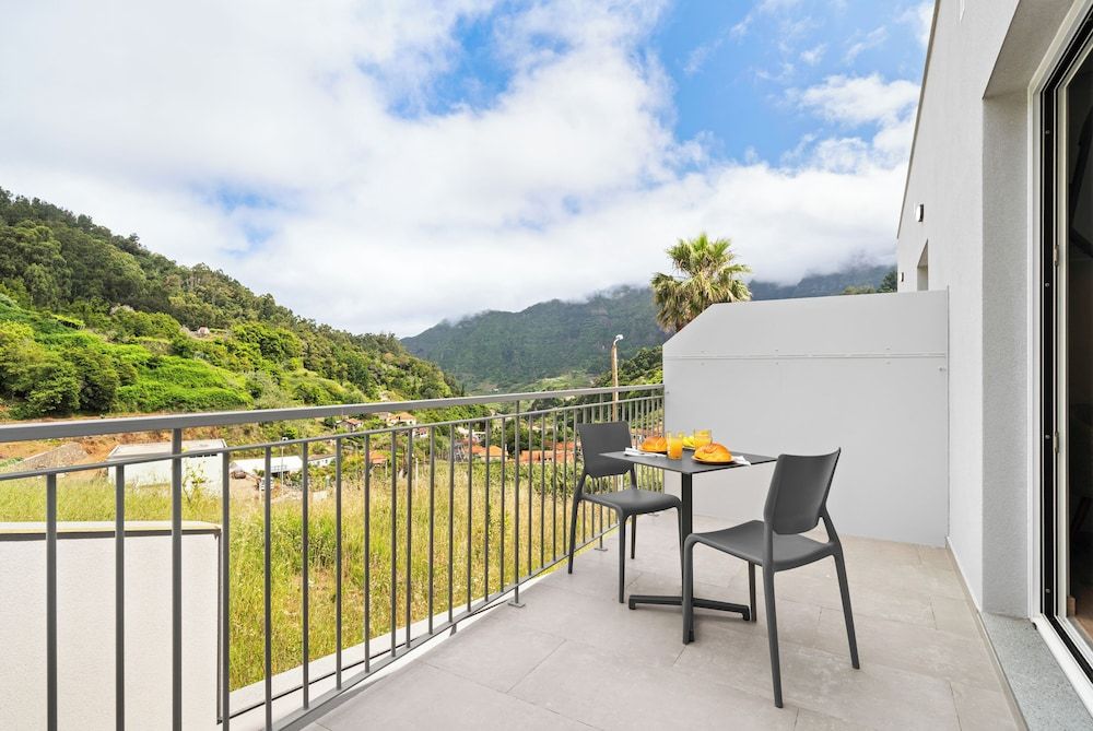 NORTH VIEW GUEST HOUSE Deluxe Double Room with Balcony 7