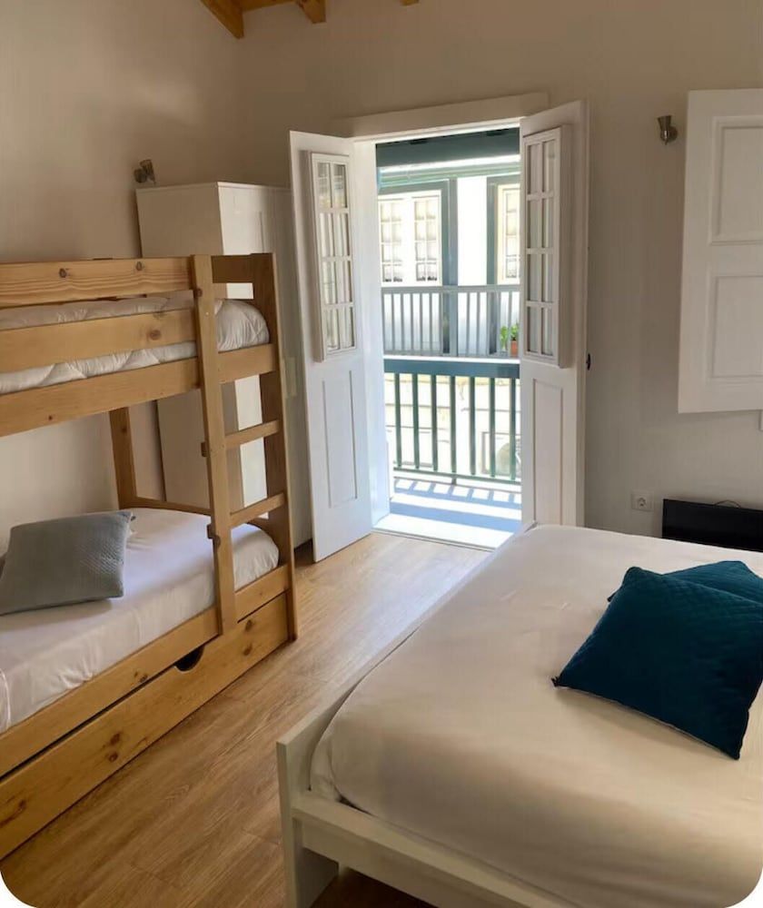 Alojamento 5 Outubro Family Apartment, Balcony, City View 4