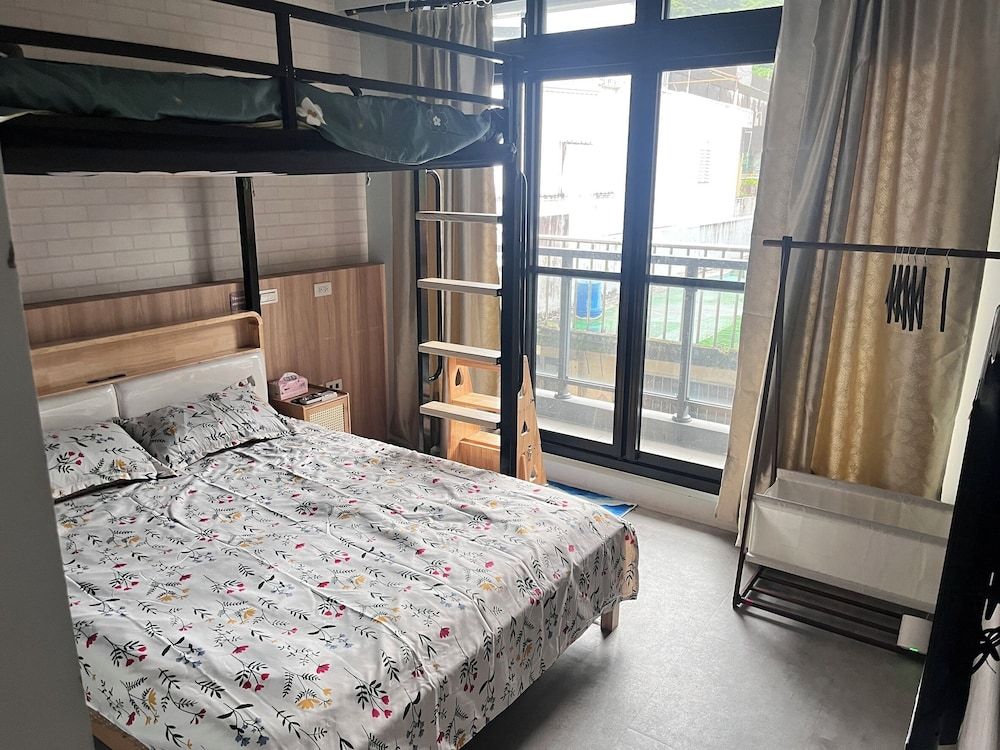 Daisy Light Hostel Economy Quadruple Room, Balcony 6