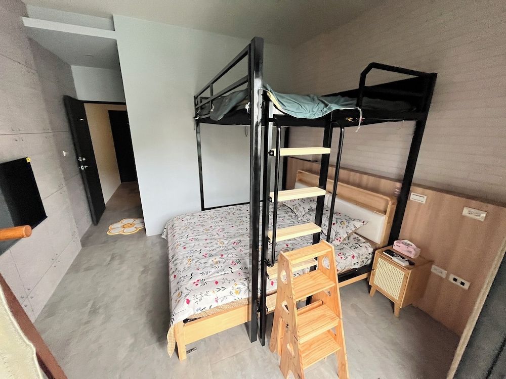 Daisy Light Hostel Economy Quadruple Room, Balcony 7