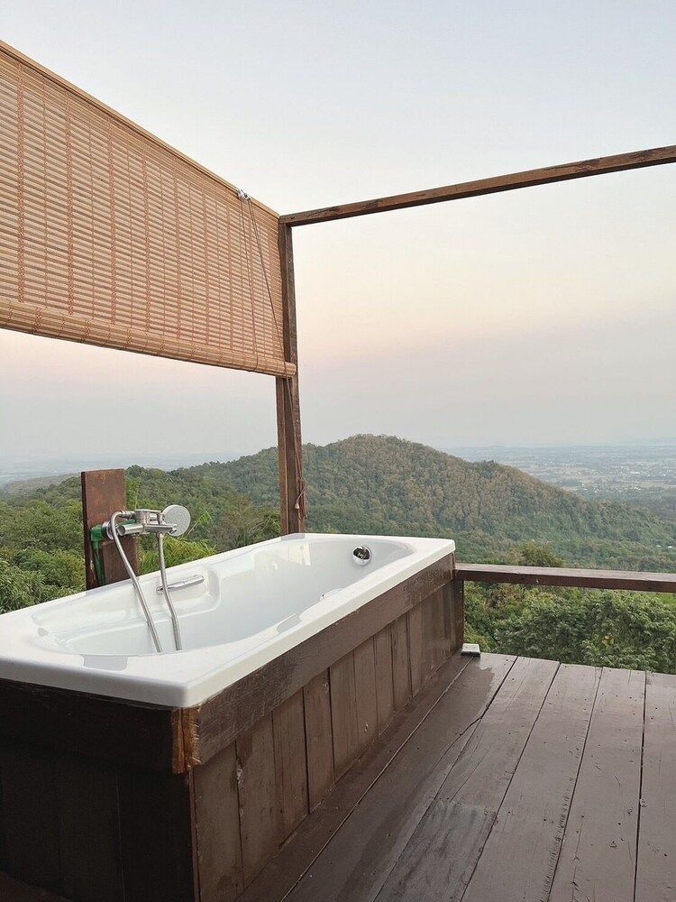 4000Dao-A Hilltop Hideaway Experience Signature Suite, Hot Tub, Mountain View 10