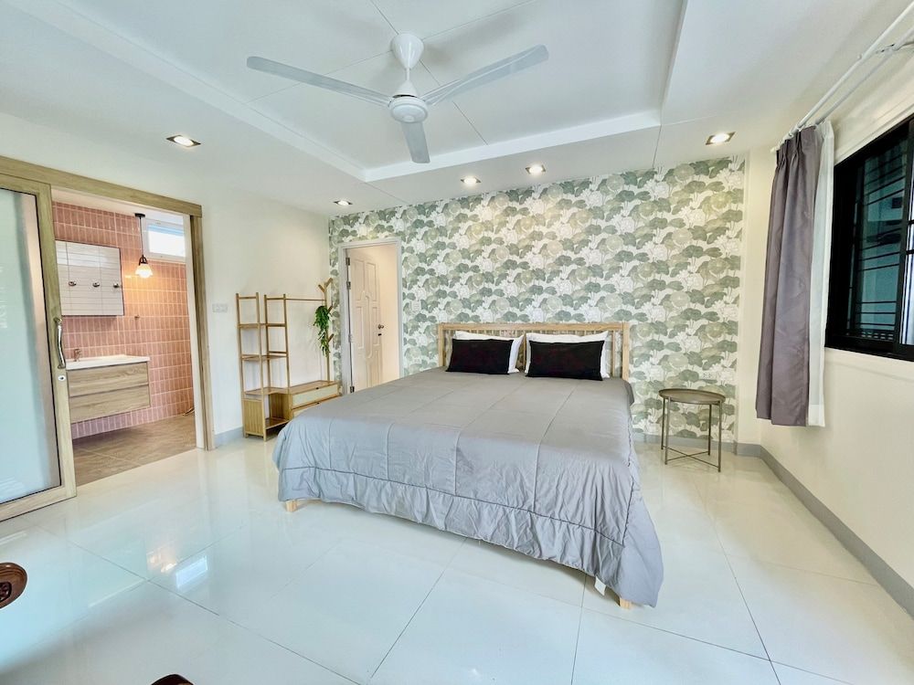 Deluxe Double Room, 1 King Bed, Non Smoking, Refrigerator