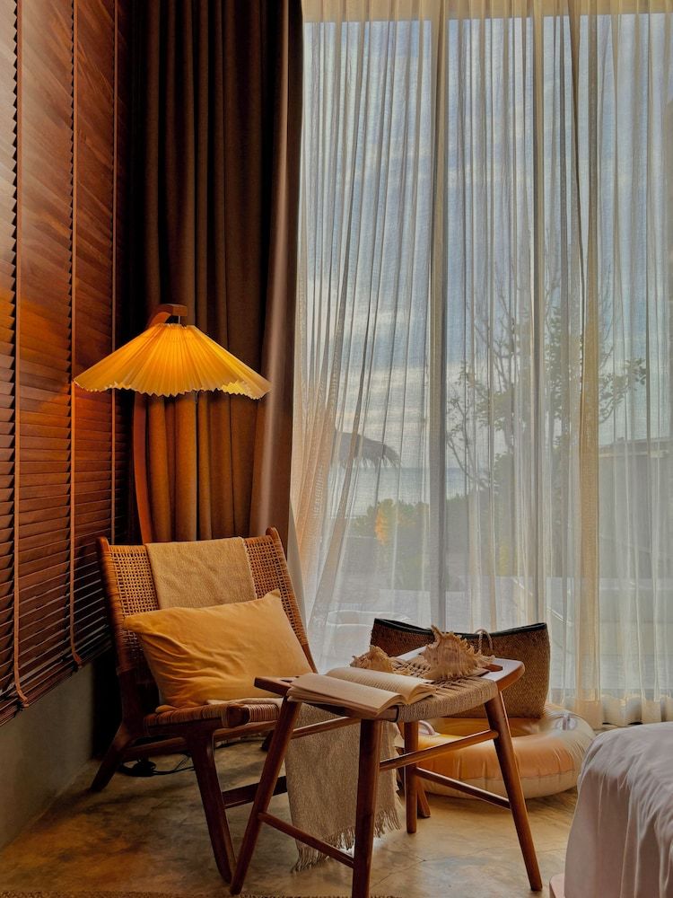 DEMI III Demi the third Sun 7