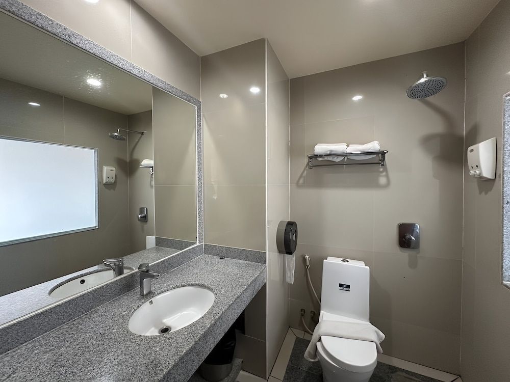 EZZI Hotel Pattaya Jomtien Beach Branch Family Triple Room, City View 7