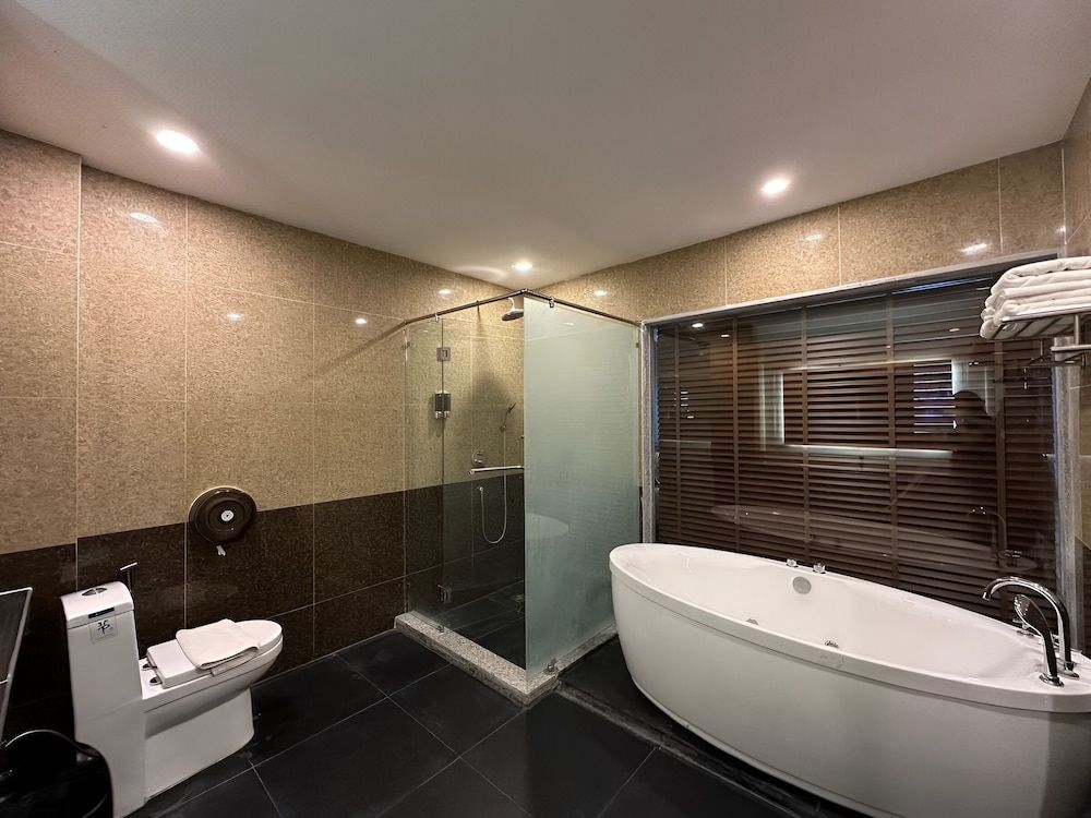 EZZI Hotel Pattaya Jomtien Beach Branch Family Triple Room, City View 6