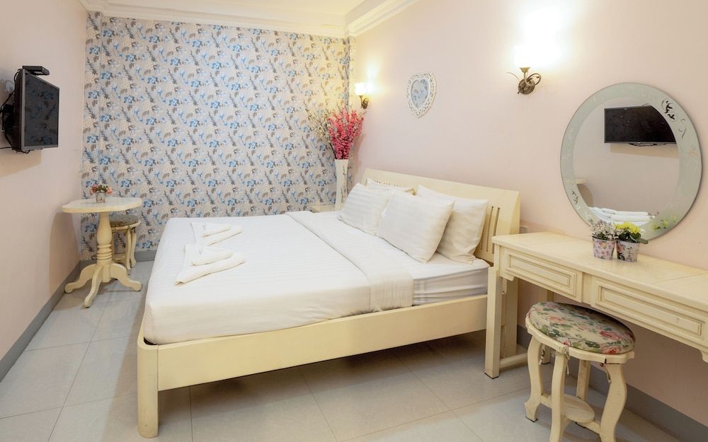 Standard Room, 1 King Bed, Garden View