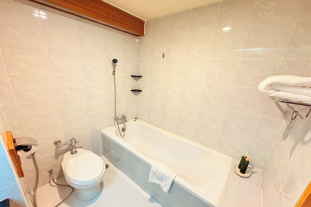 Taksila Hotel Deluxe Twin Room 12