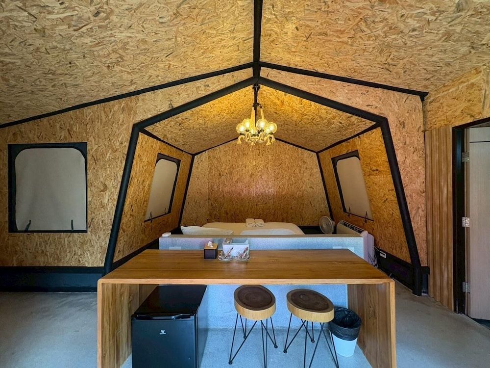 Giant Cabin Glamp