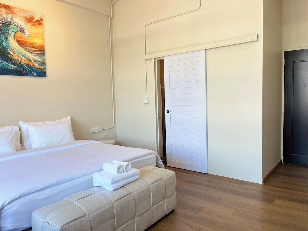 Trat Hometown Superior Room, City View 6