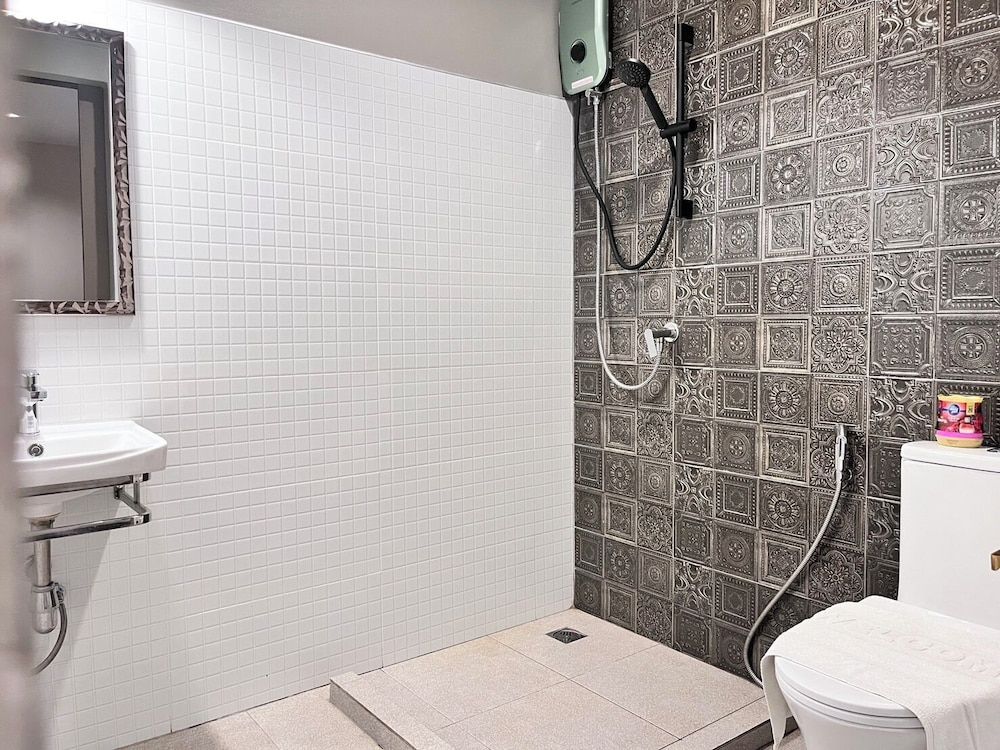 Trat Hometown Standard Room 8