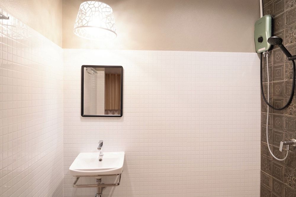 Trat Hometown Standard Room 9