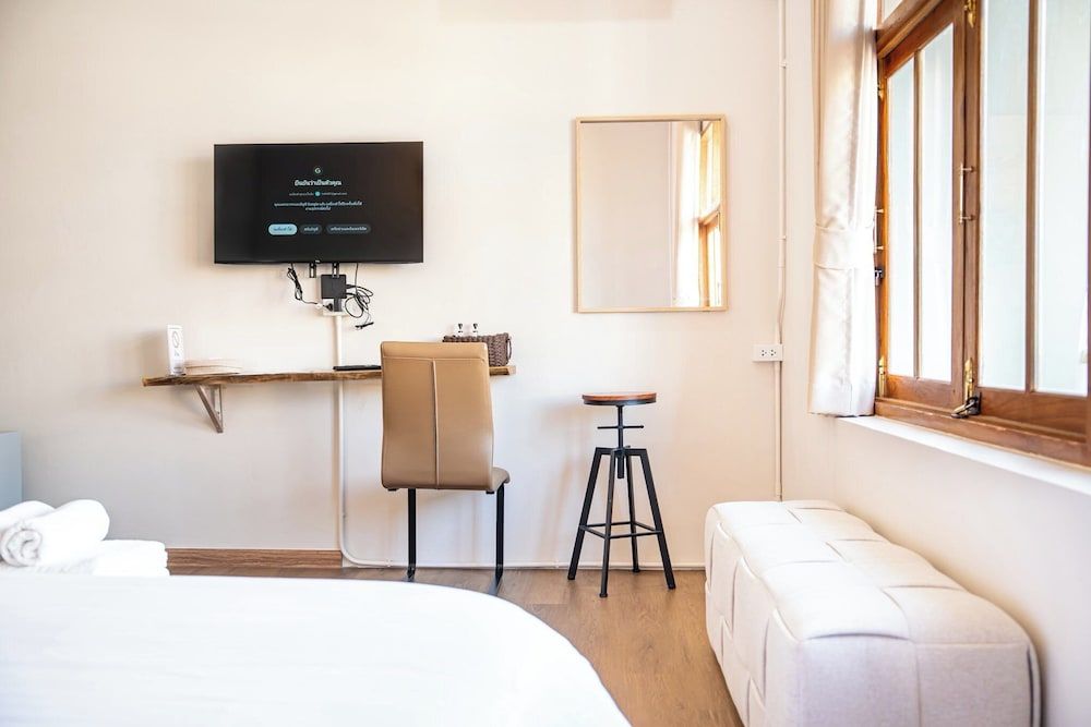 Trat Hometown Superior Room, City View 9