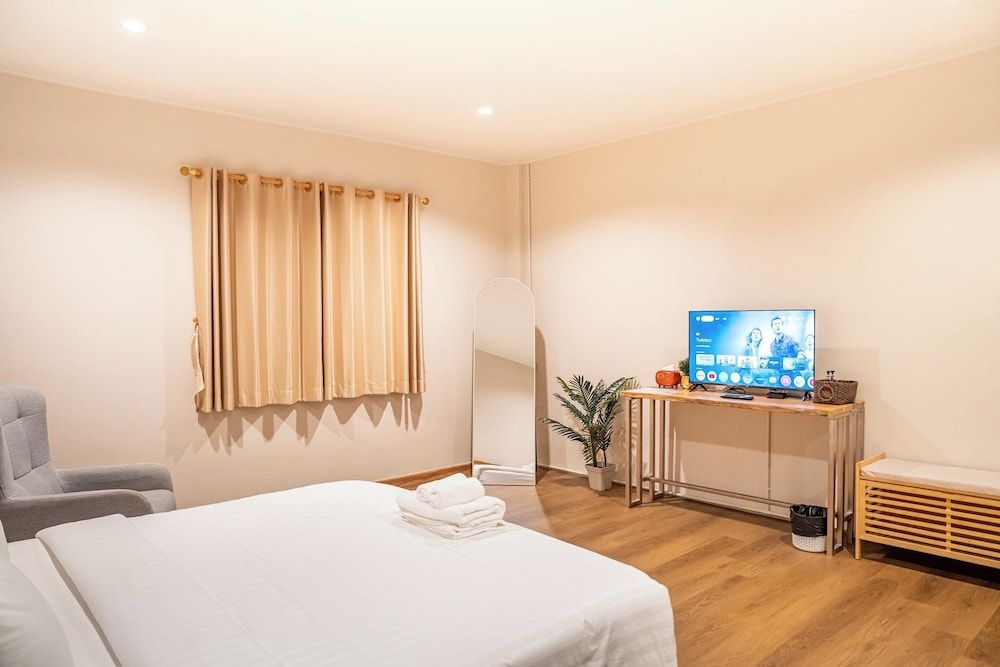 Trat Hometown Standard Room 6