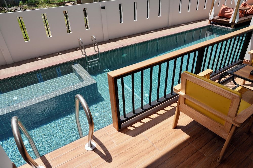 Deluxe Room, Pool View