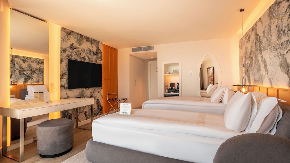 Qlusive Hotel Superior Twin Room, Balcony