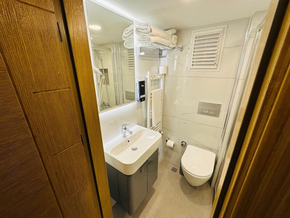 YAKIN PANSİYON Superior Twin Room, City View 8