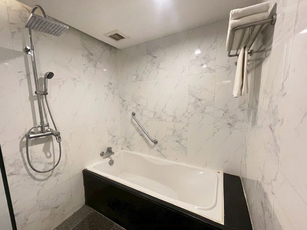 AMIS By Sima Thani Studio 8