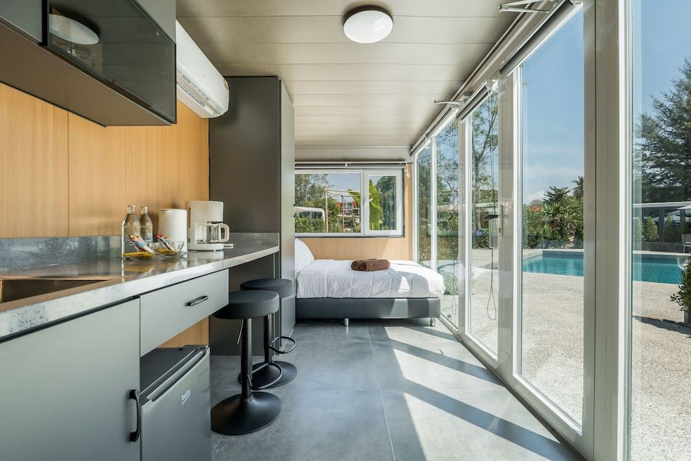 Apple House Classic Double Room, Lanai 7