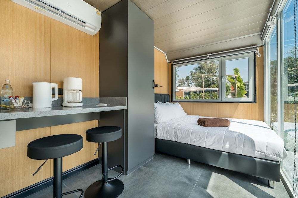 Apple House Classic Double Room, Lanai 6