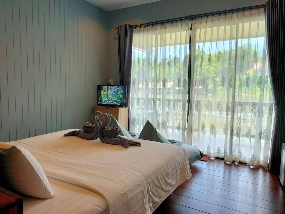 Rimwang The River Life Deluxe Raft Room with Mountain and River View 9