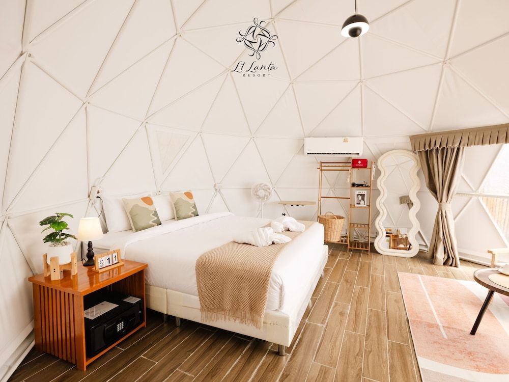 L1 Lanta Resort Deluxe Room, 1 King Bed, Balcony 40