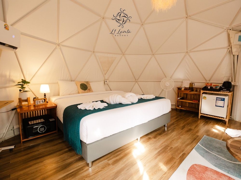 L1 Lanta Resort Deluxe Room, 1 King Bed, Balcony 49