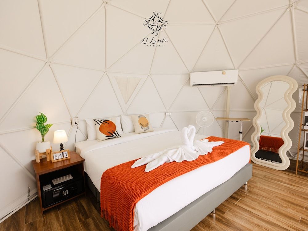 L1 Lanta Resort Deluxe Room, 1 King Bed, Balcony 13