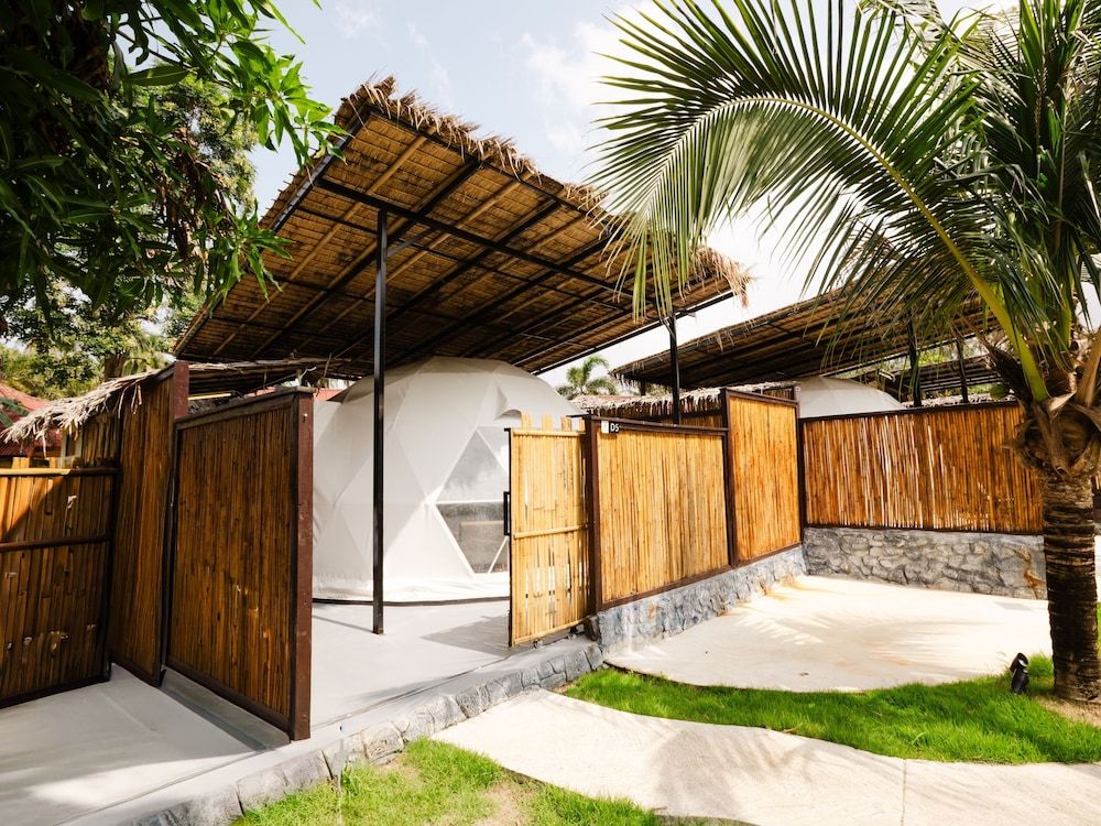 L1 Lanta Resort Deluxe Room, 1 King Bed, Balcony 36