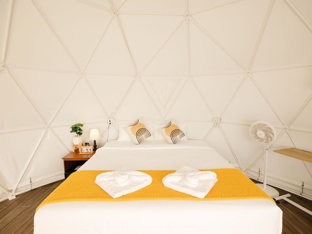 L1 Lanta Resort Deluxe Room, 1 King Bed, Balcony 10