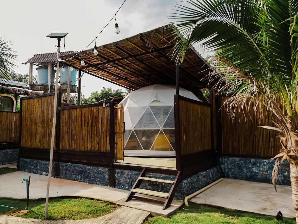 L1 Lanta Resort Deluxe Room, 1 King Bed, Balcony 64