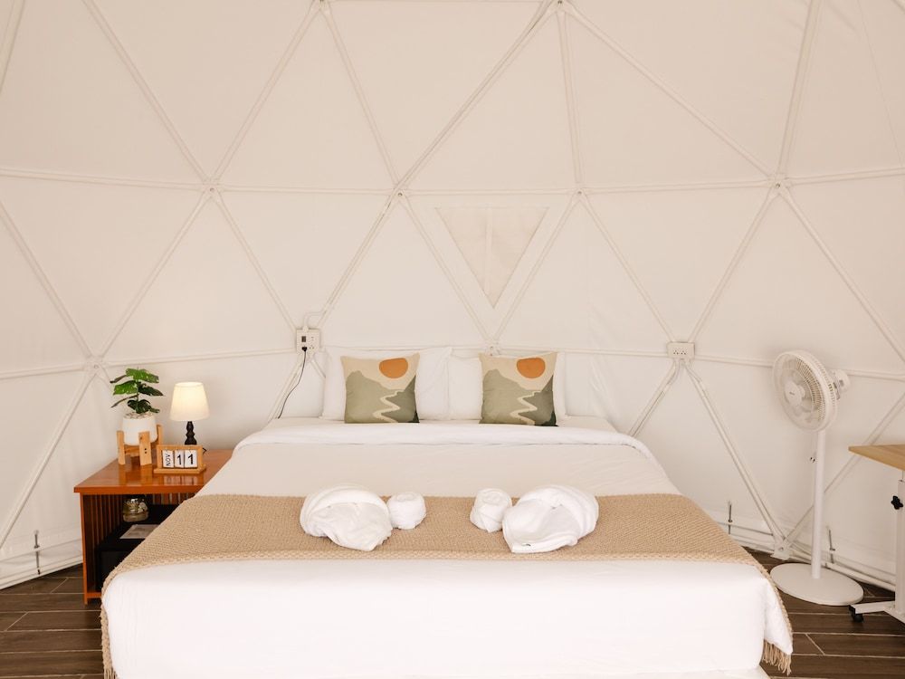 L1 Lanta Resort Deluxe Room, 1 King Bed, Balcony 38